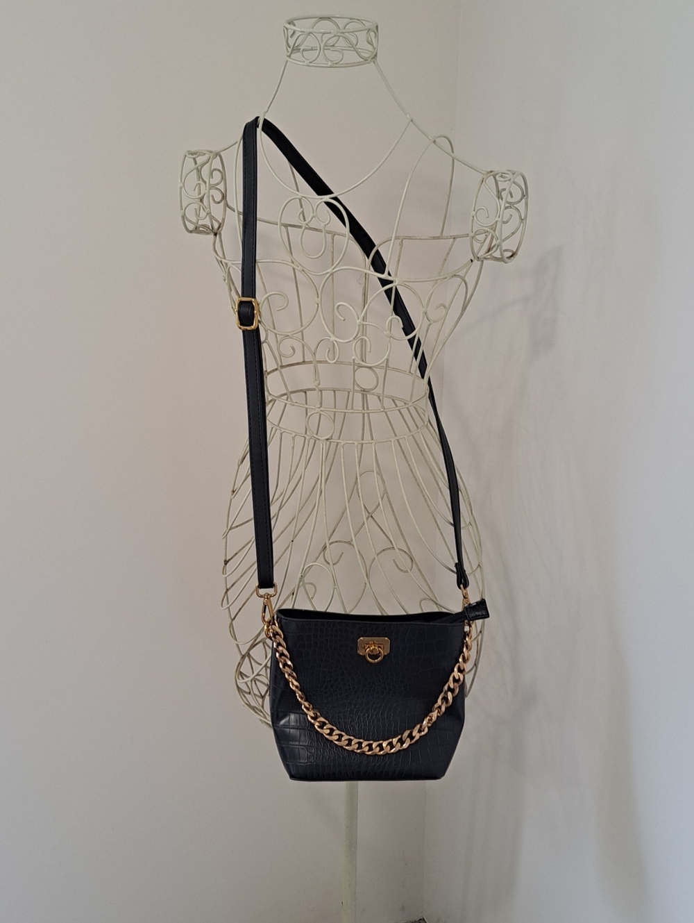 Black Crocodile Embossed Mobwife Old Money Vibe Crossbody Bag With Gold Accents